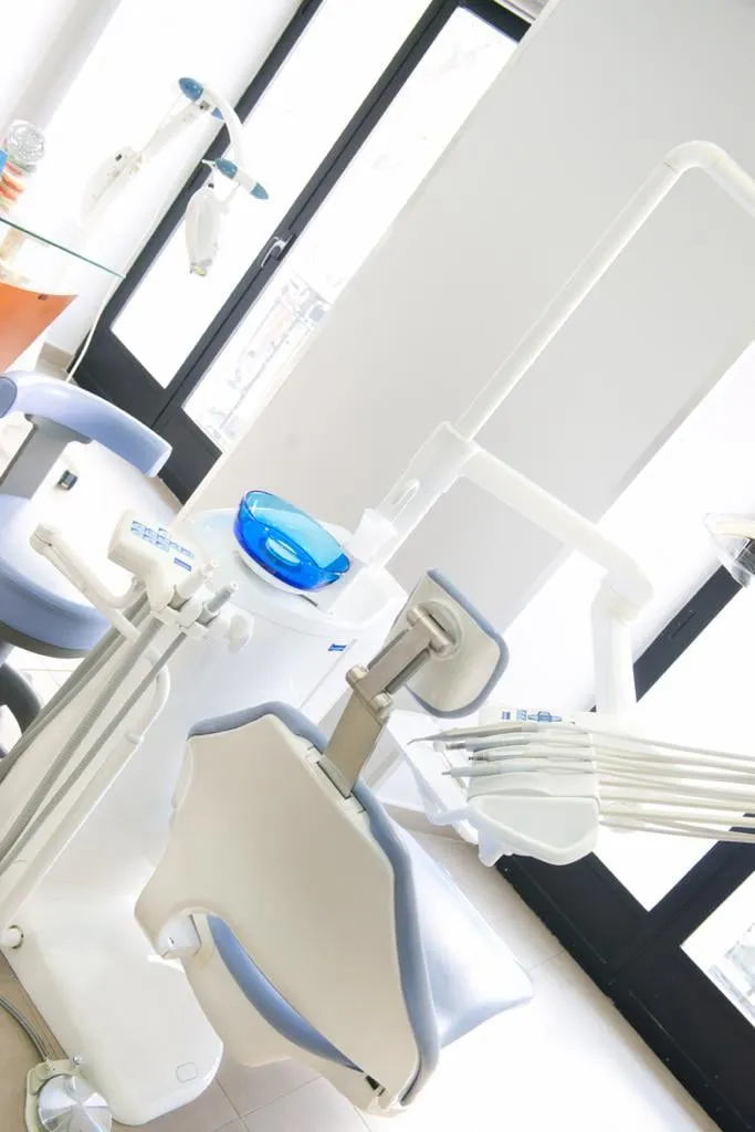 Detalle del equipo y la instrumentación dental de la clínica