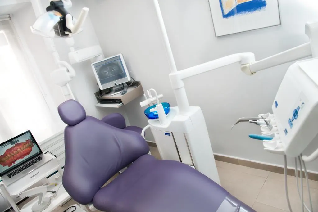 Sala de tratamiento de la clínica de las Heras, luminosa y serena