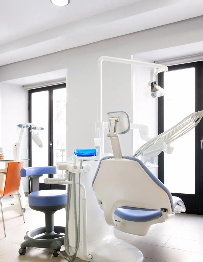 Gabinete dental luminoso con sillón clínico